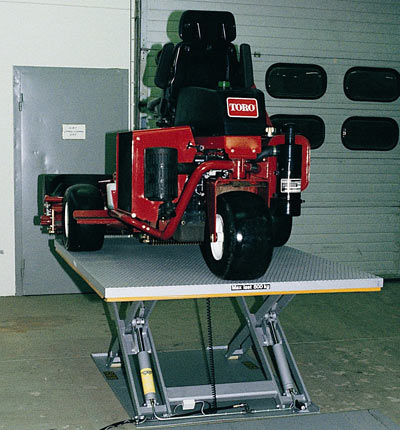 Adjustable height lawn mower servicing platform