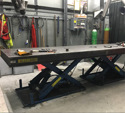 Adjustable height heavy duty welding bench